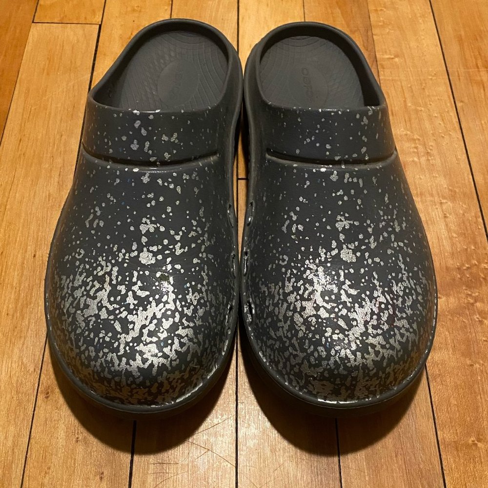 OOFOS Clogs - Silver + Gray